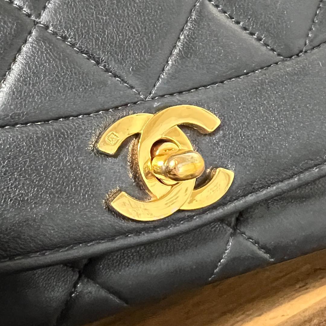 CHANEL シャネル ダイアナフラップ マトラッセ 25 ラムスキン ショルダーバッグ