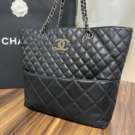 CHANEL Matelasse Chain Tote Bag Lambskin